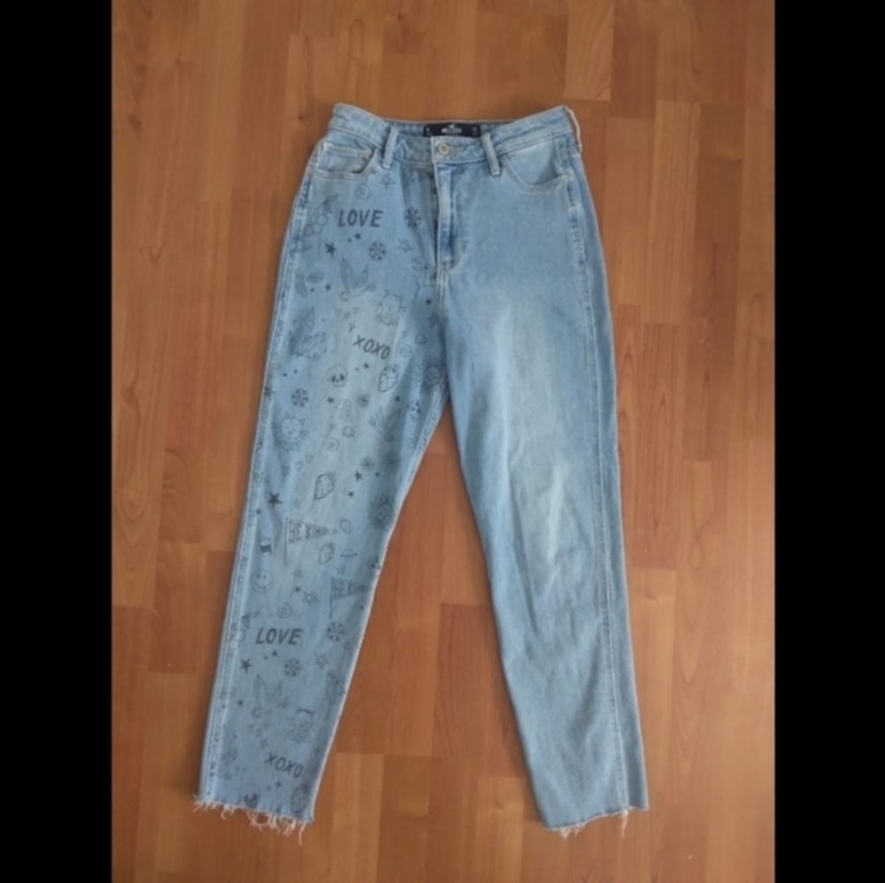 HOLLISTER Ultra High-Rise Medium Wash Doodle Mom Jeans.